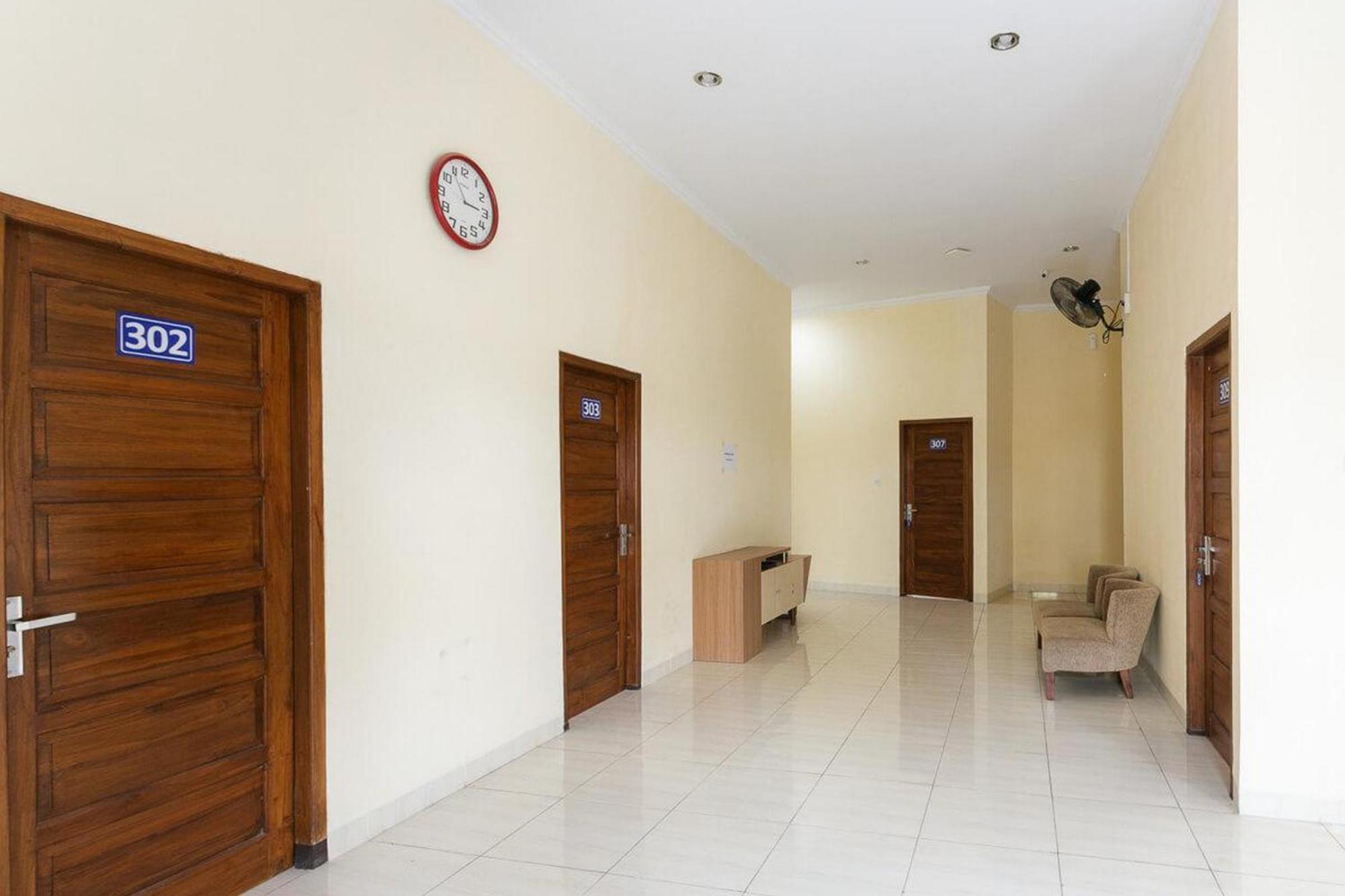 Reddoorz Syariah Near Purwosari Train Station Hotel Solo Kültér fotó