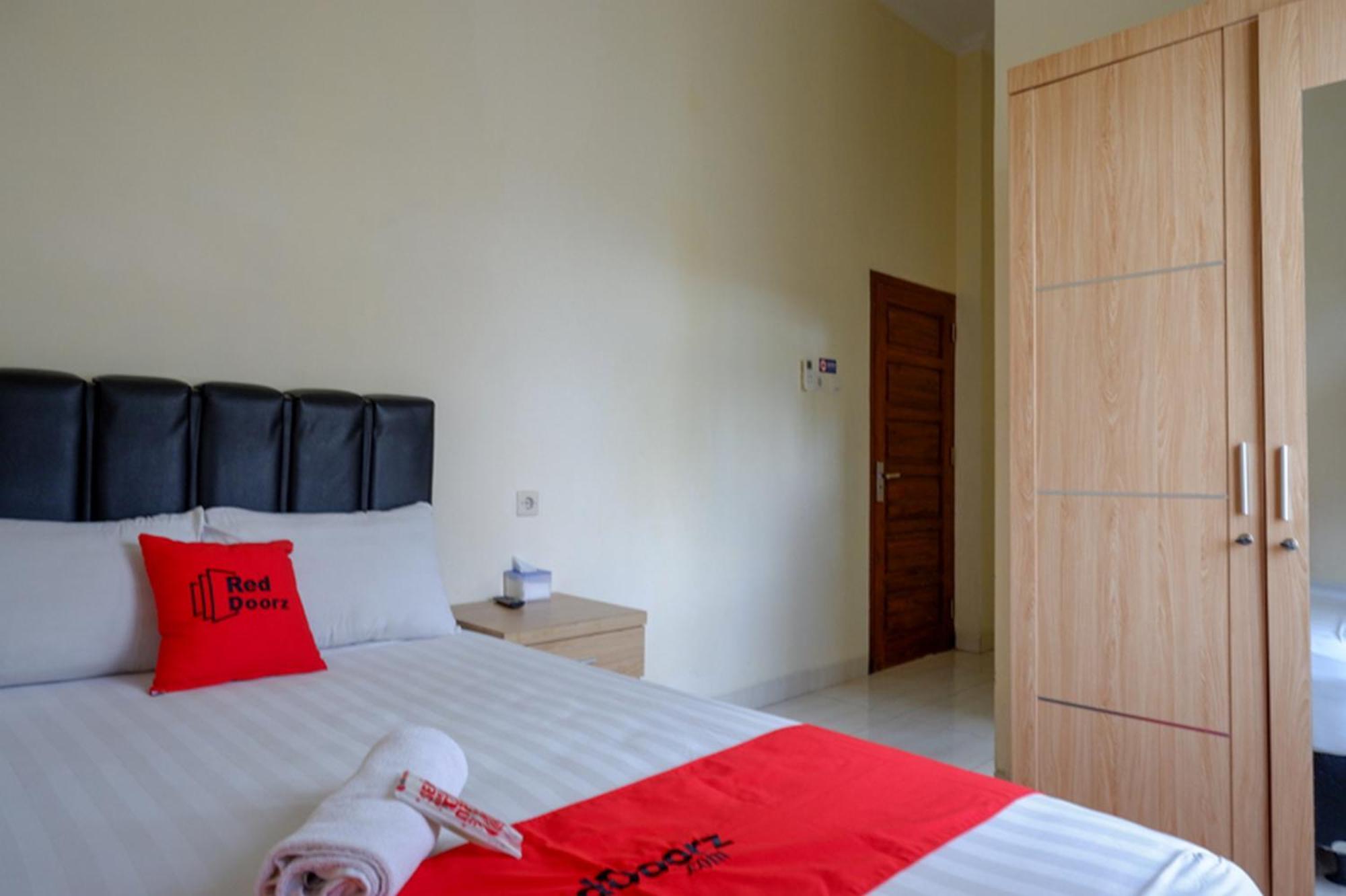 Reddoorz Syariah Near Purwosari Train Station Hotel Solo Kültér fotó