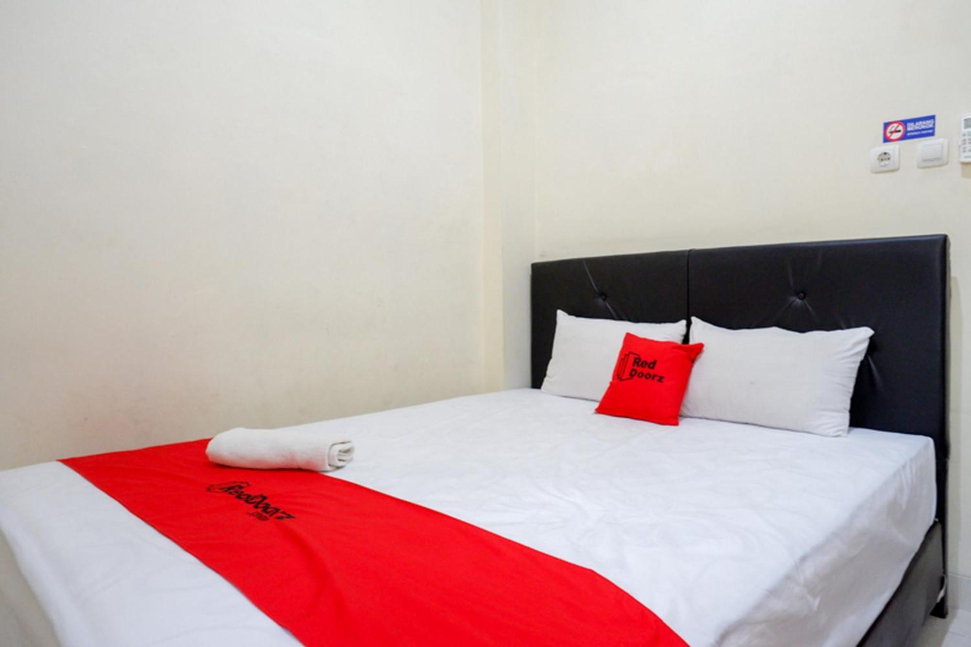 Reddoorz Syariah Near Purwosari Train Station Hotel Solo Kültér fotó