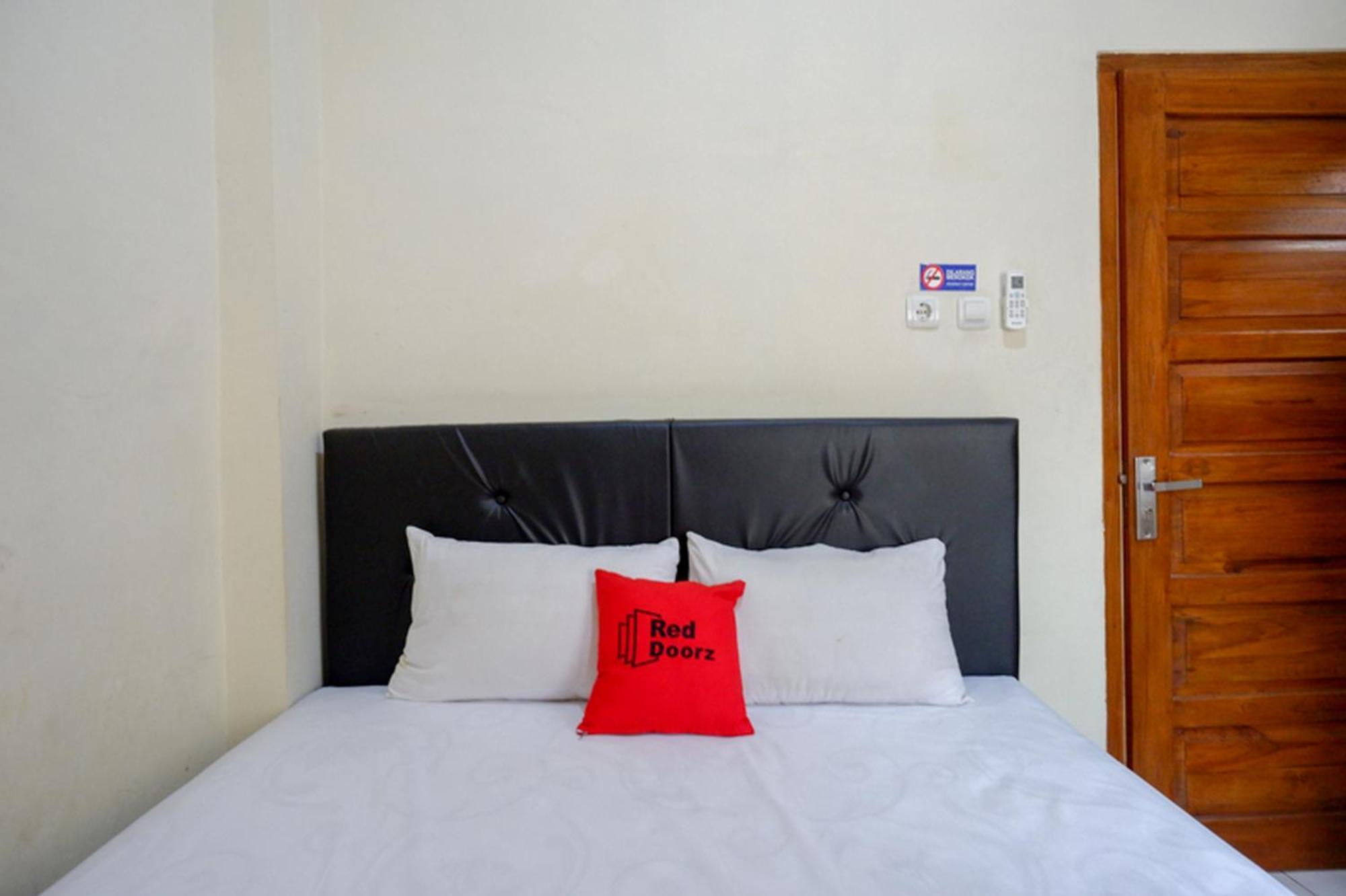 Reddoorz Syariah Near Purwosari Train Station Hotel Solo Kültér fotó