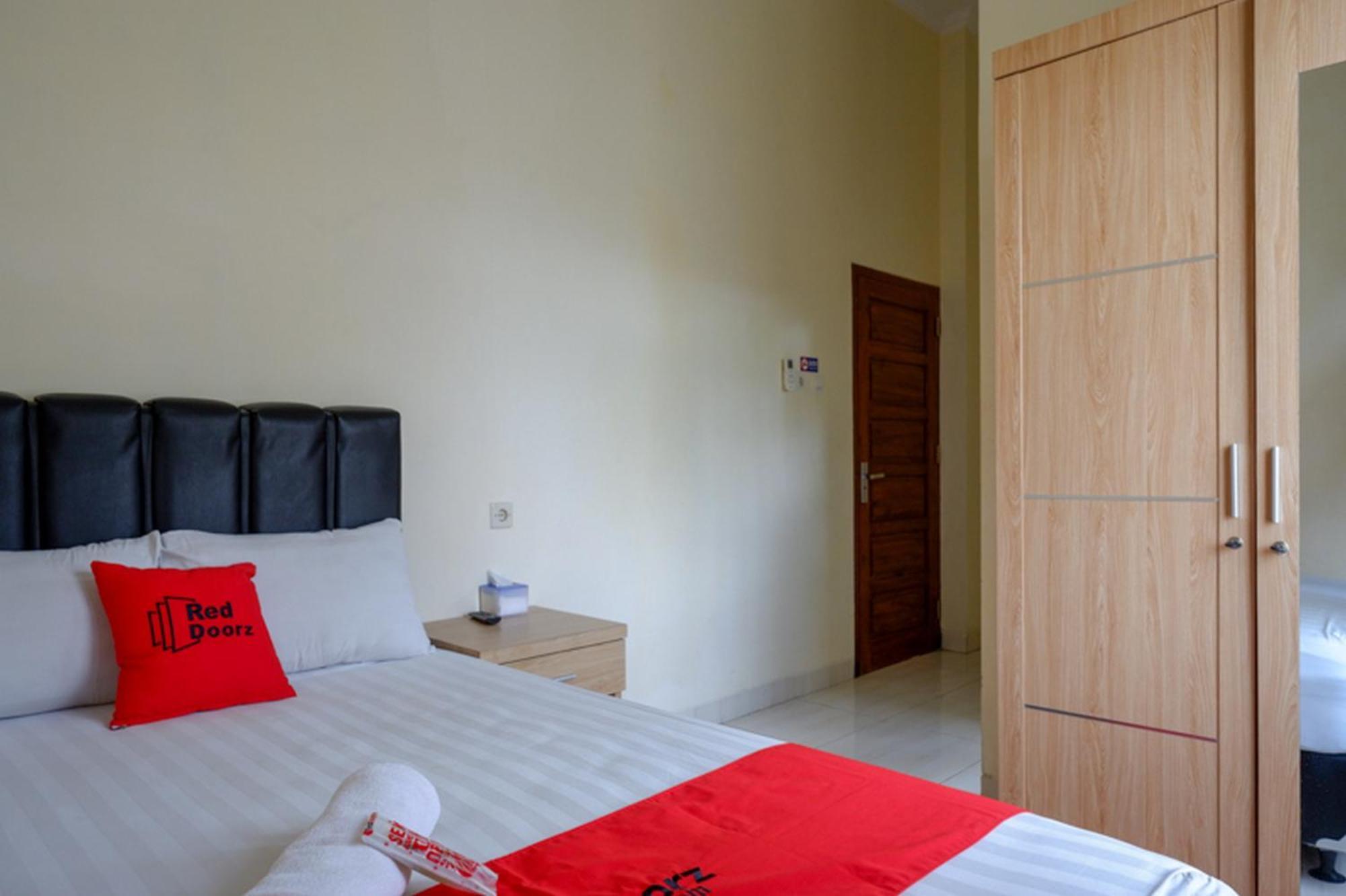 Reddoorz Syariah Near Purwosari Train Station Hotel Solo Kültér fotó