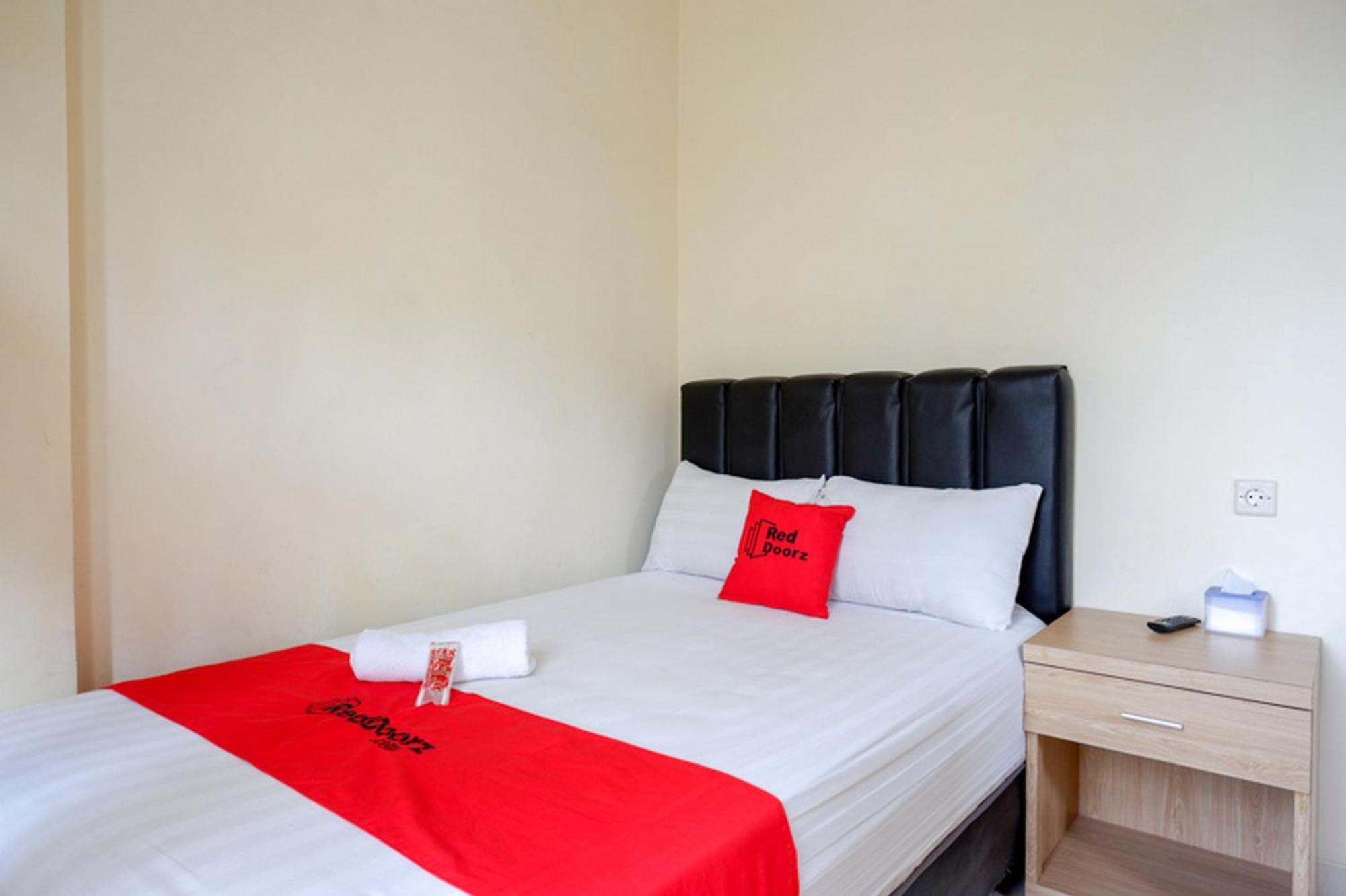 Reddoorz Syariah Near Purwosari Train Station Hotel Solo Kültér fotó