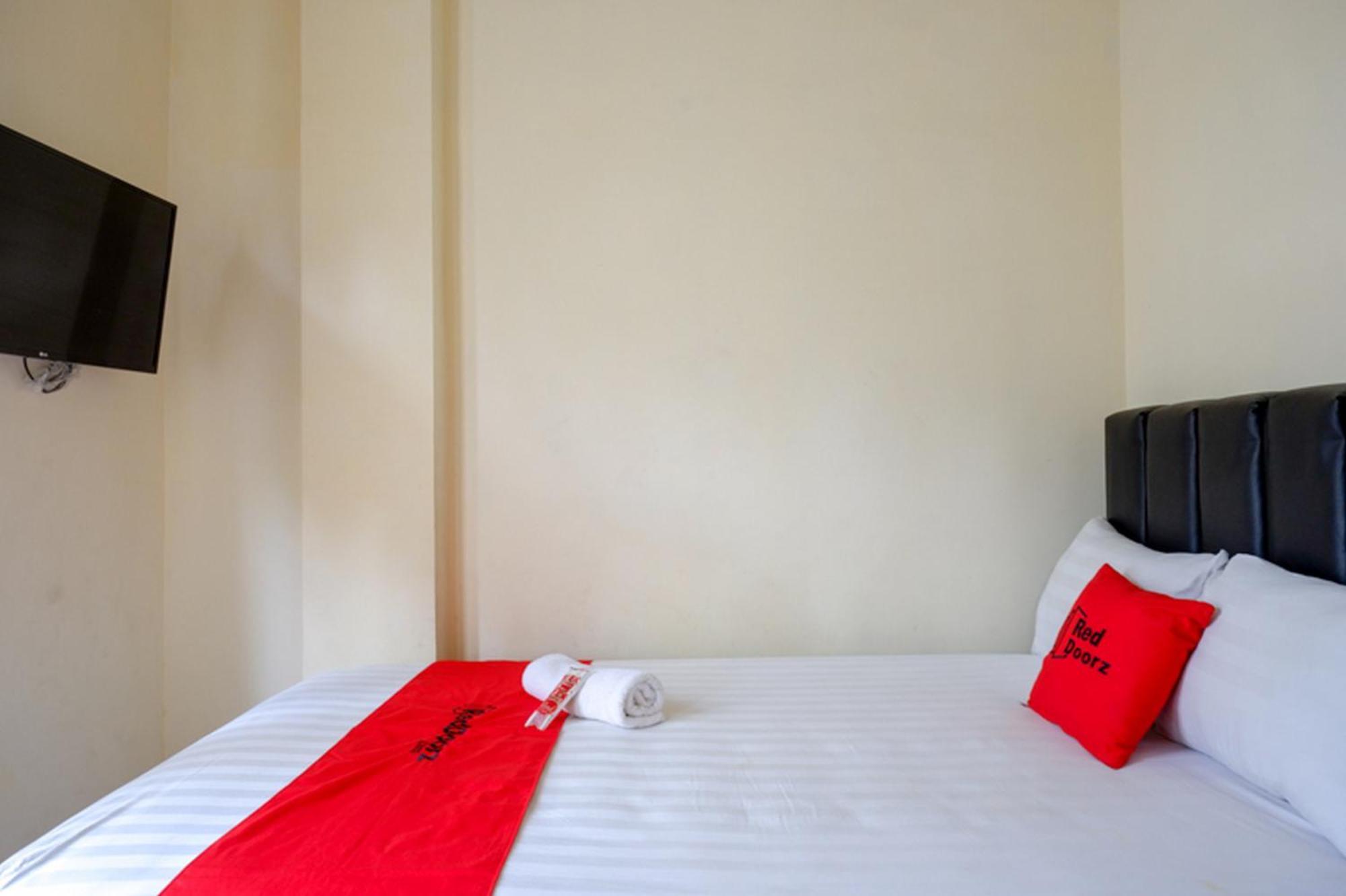Reddoorz Syariah Near Purwosari Train Station Hotel Solo Kültér fotó