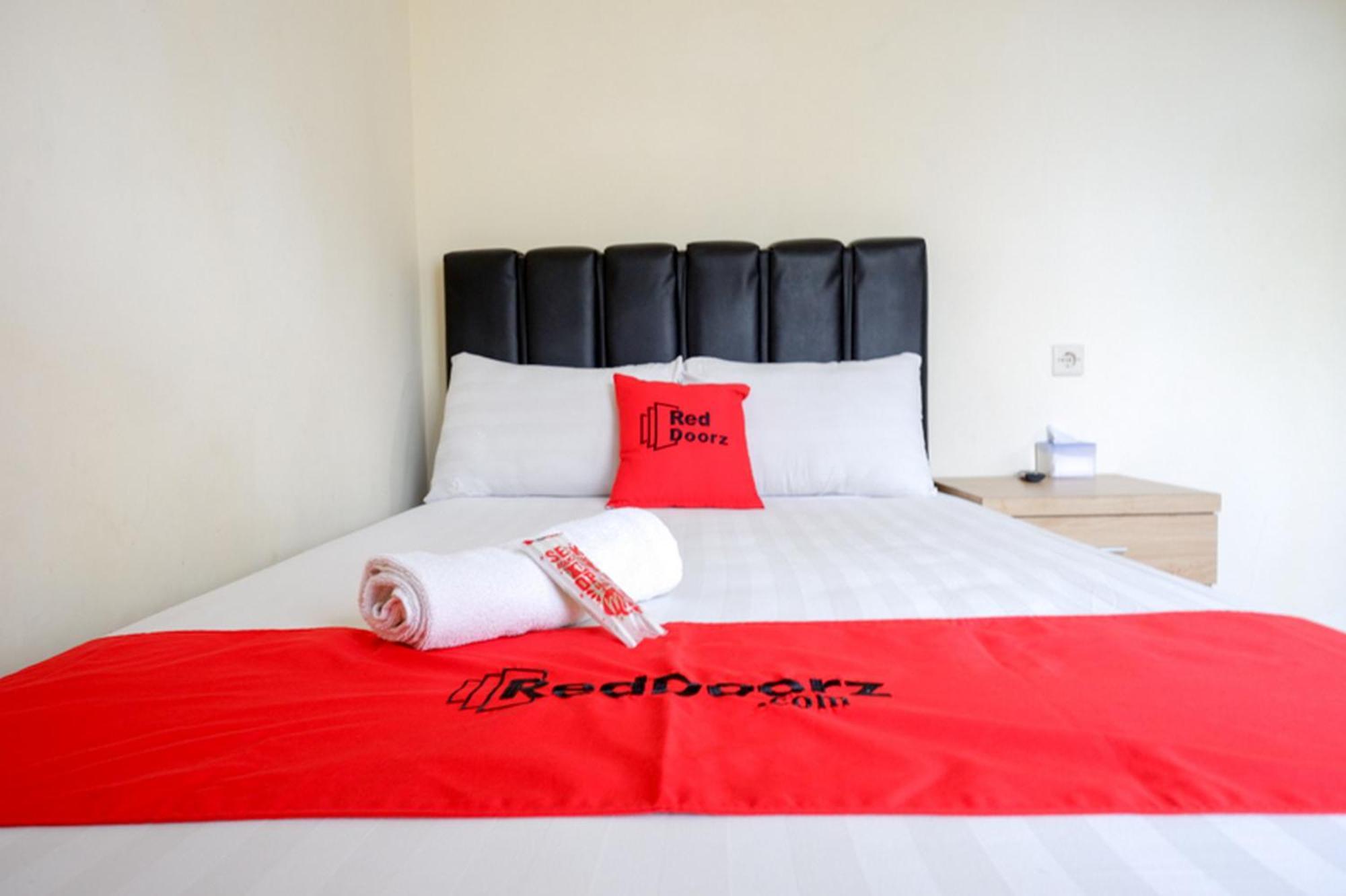 Reddoorz Syariah Near Purwosari Train Station Hotel Solo Kültér fotó