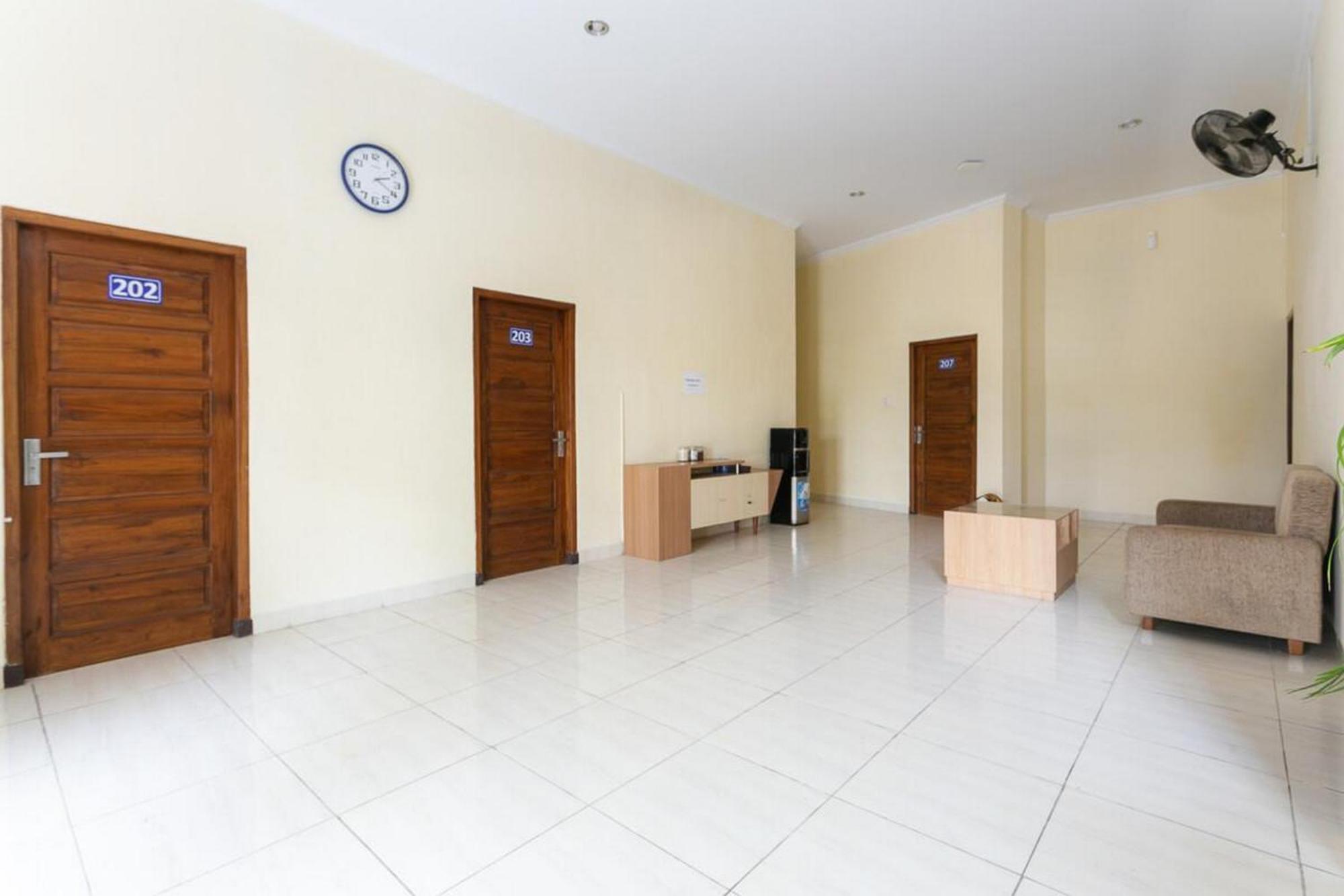 Reddoorz Syariah Near Purwosari Train Station Hotel Solo Kültér fotó