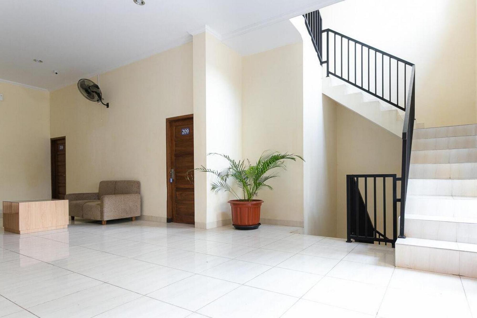 Reddoorz Syariah Near Purwosari Train Station Hotel Solo Kültér fotó